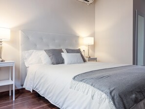 3 slaapkamers, een strijkplank/strijkijzer, internet, beddengoed