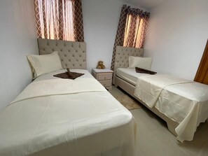 4 habitaciones, tabla de planchar con plancha y internet 