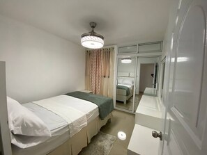 3 bedrooms, iron/ironing board, internet