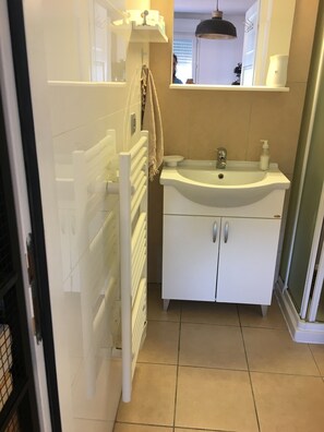 Dusche, Haartrockner, Handtücher, Seife