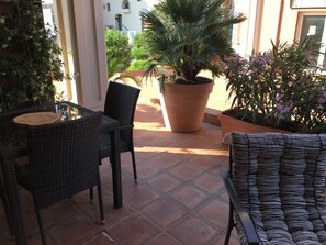 Outdoor dining - Studio sur le Port de Plaisance (Porto-Vecchio)