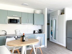 Een koelkast, een microgolfoven, een koffiezetapparaat/waterkoker