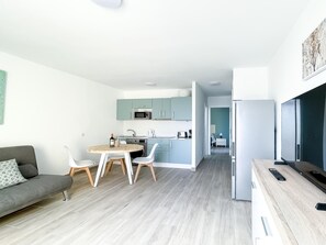 Een modern appartement met een eethoek, keuken en woonruimte.
