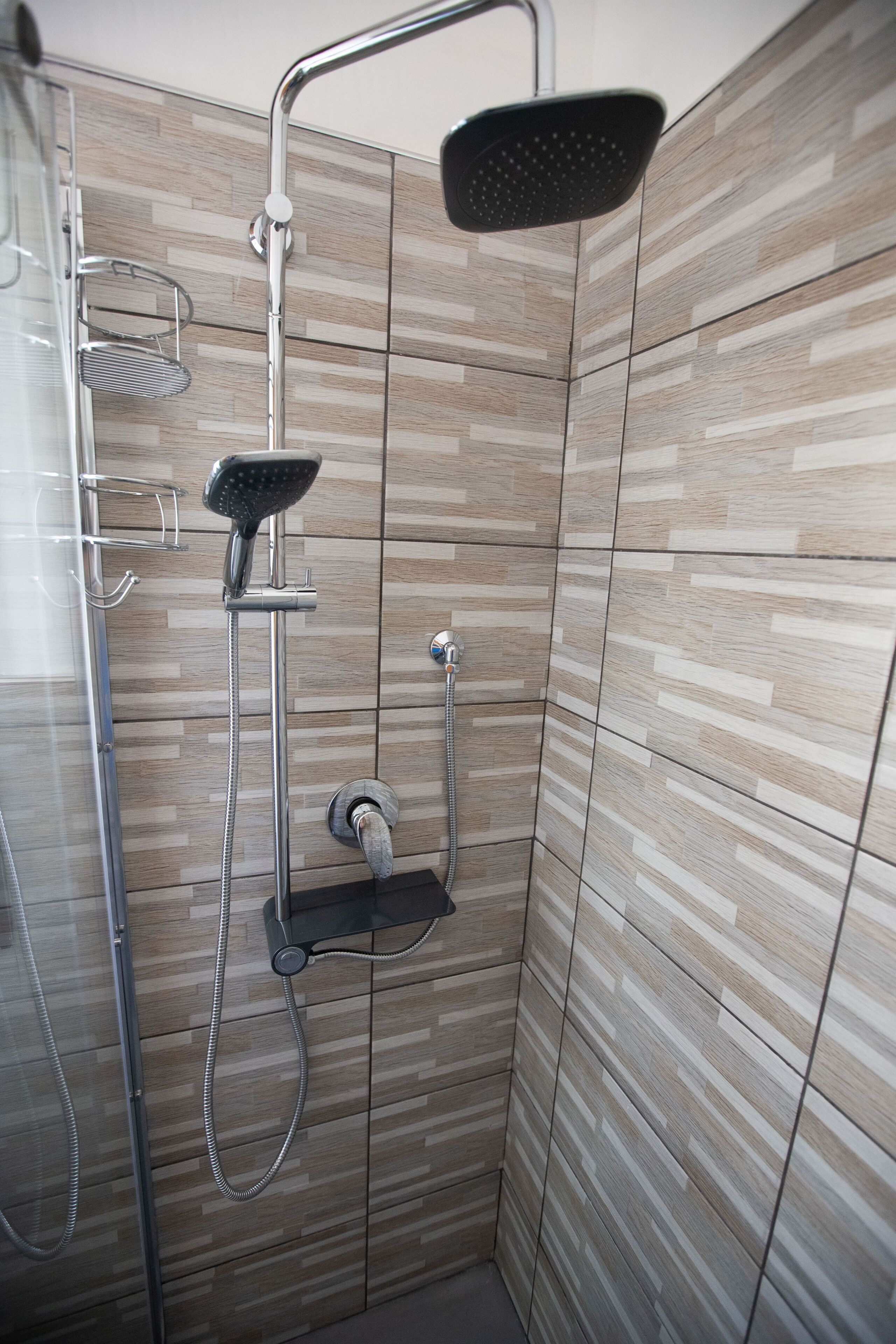 Combined shower/tub, hair dryer, towels