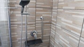 Combinazione doccia/vasca, asciugacapelli, asciugamani