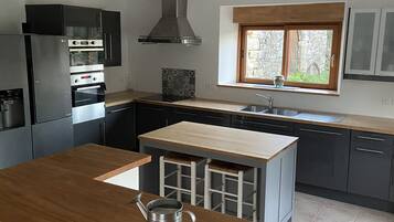 Een koelkast, een microgolfoven, een oven, een kookplaat