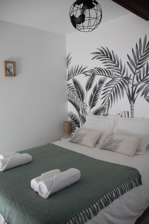 4 bedrooms, desk, iron/ironing board, travel crib