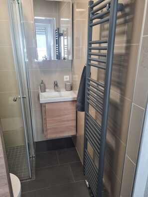 Dusche, Haartrockner, Handtücher, Seife