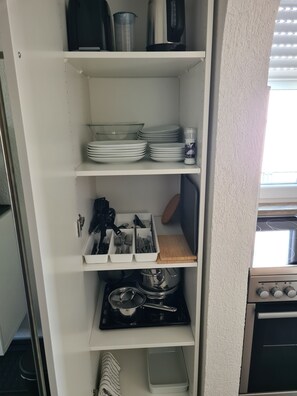 Kühlschrank, Ofen, Herdplatte, Wasserkocher mit Kaffee-/Teezubehör