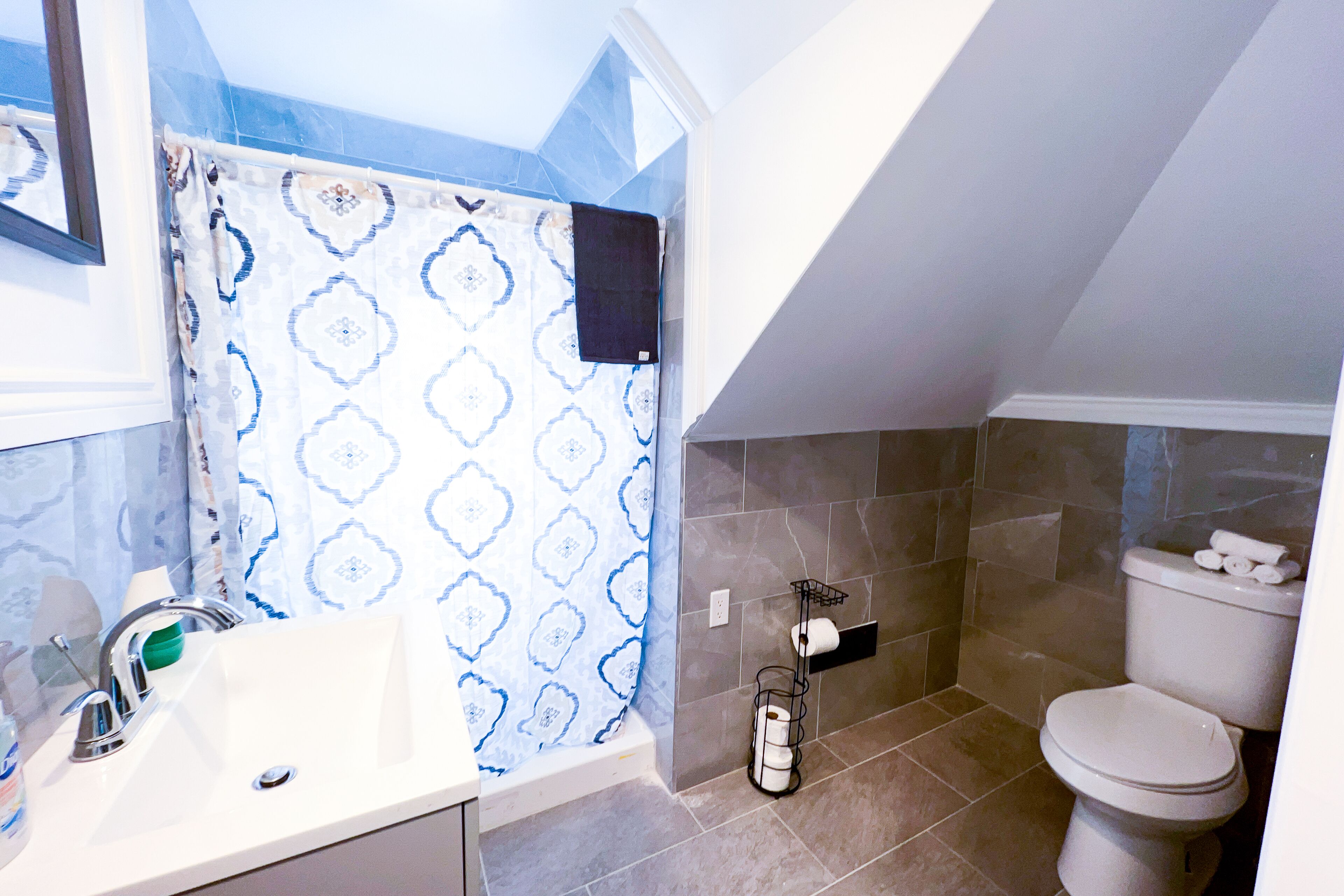 Comfort House | Bathroom | Shower, free toiletries, hair dryer, towels