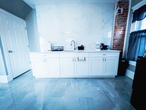 Maison Confort | Cuisine privée | Réfrigérateur, micro-ondes, four, cafetière/bouilloire