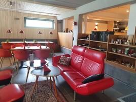 Desayuno buffet diario (EUR 12 por persona)