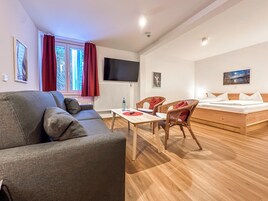 Escritorio y espacio para trabajar con laptop 