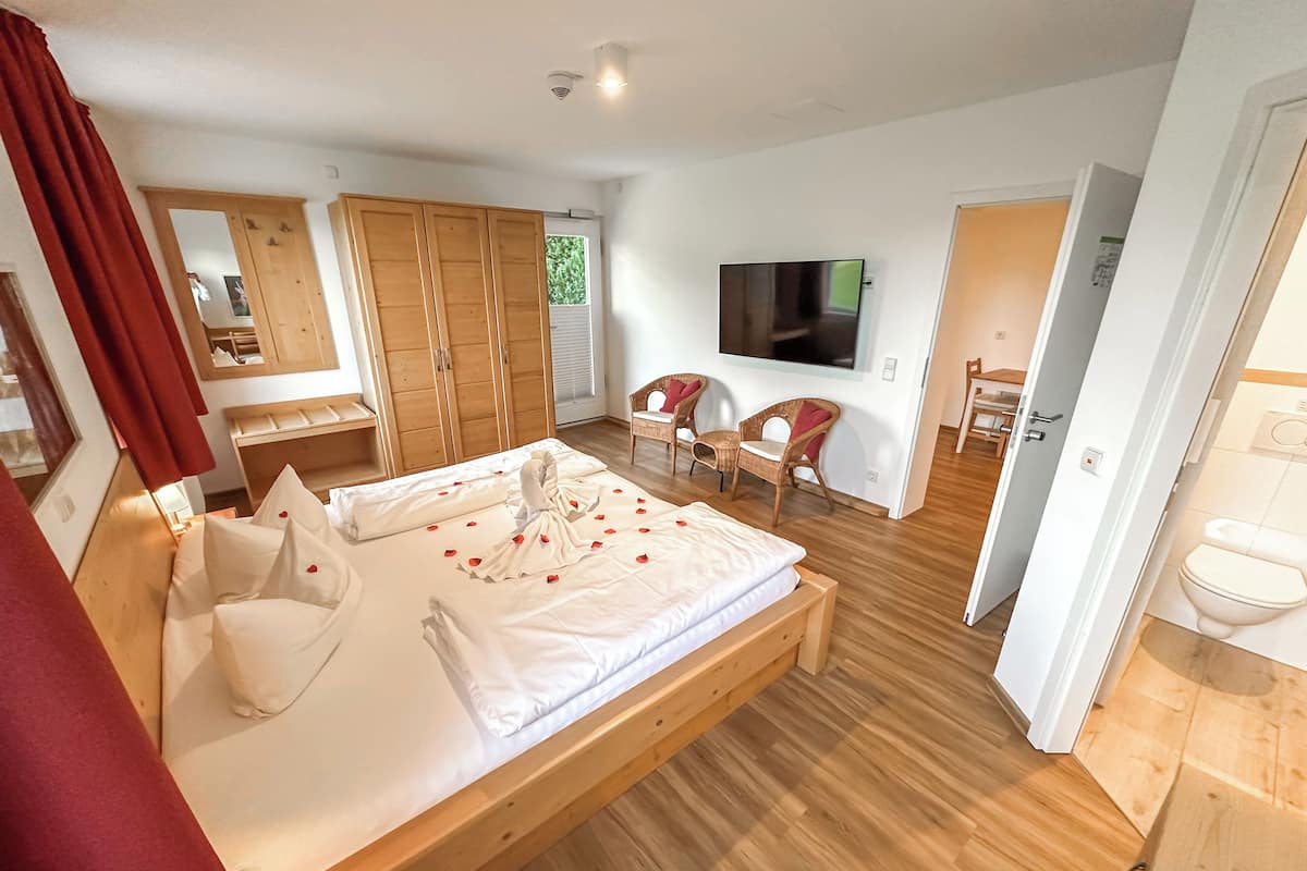 Suite | 2 bedrooms, desk, laptop workspace, soundproofing