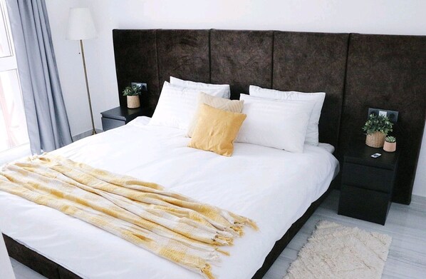 1 habitación, tabla de planchar con plancha y cuna de viaje
