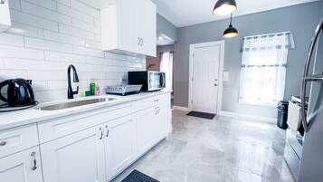 Hus – signature | Eget kjøkken | Kjøleskap, mikrobølgeovn, ovn og kaffetrakter/tekoker