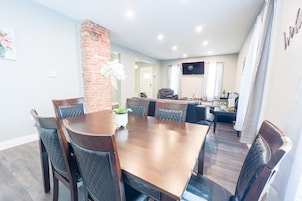 Signature House | Dining room