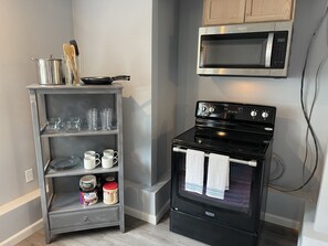 Kylskåp, mikrovågsugn, ugn och spishäll