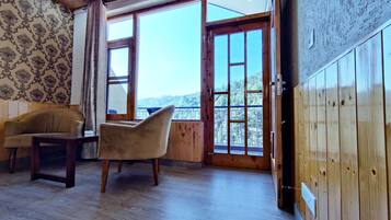 Executive Room | Down duvets, pillow-top beds, individually decorated