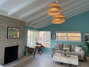TV, fireplace