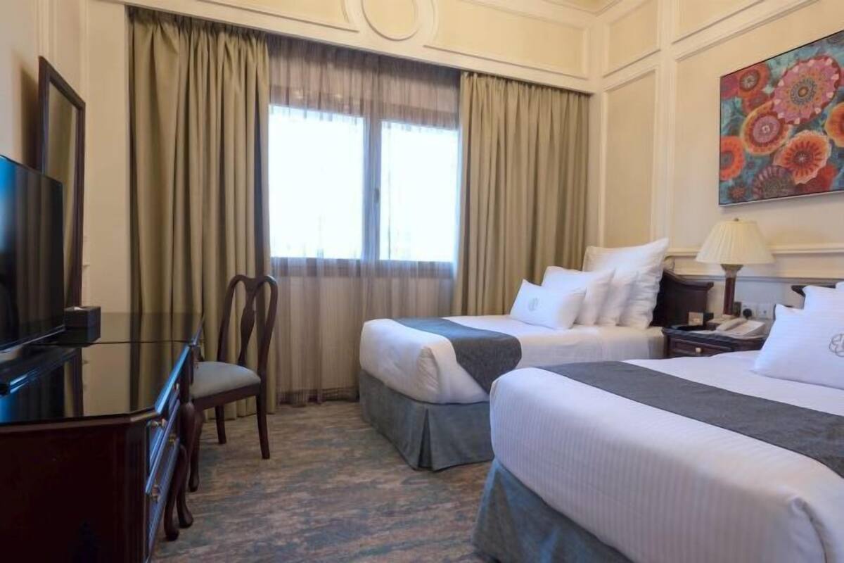 Minibar, coffres-forts dans les chambres, bureau