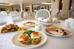 Daily buffet breakfast for a fee