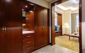 Deluxe Room, 1 King Bed | Wardrobe