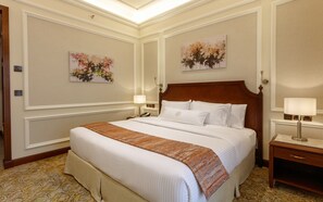 Minibar, in-room safe, desk, laptop workspace - Sunset Jeddah (Jeddah)