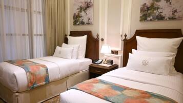 Suite estudio ejecutiva | Minibar, caja de seguridad en la habitación y escritorio