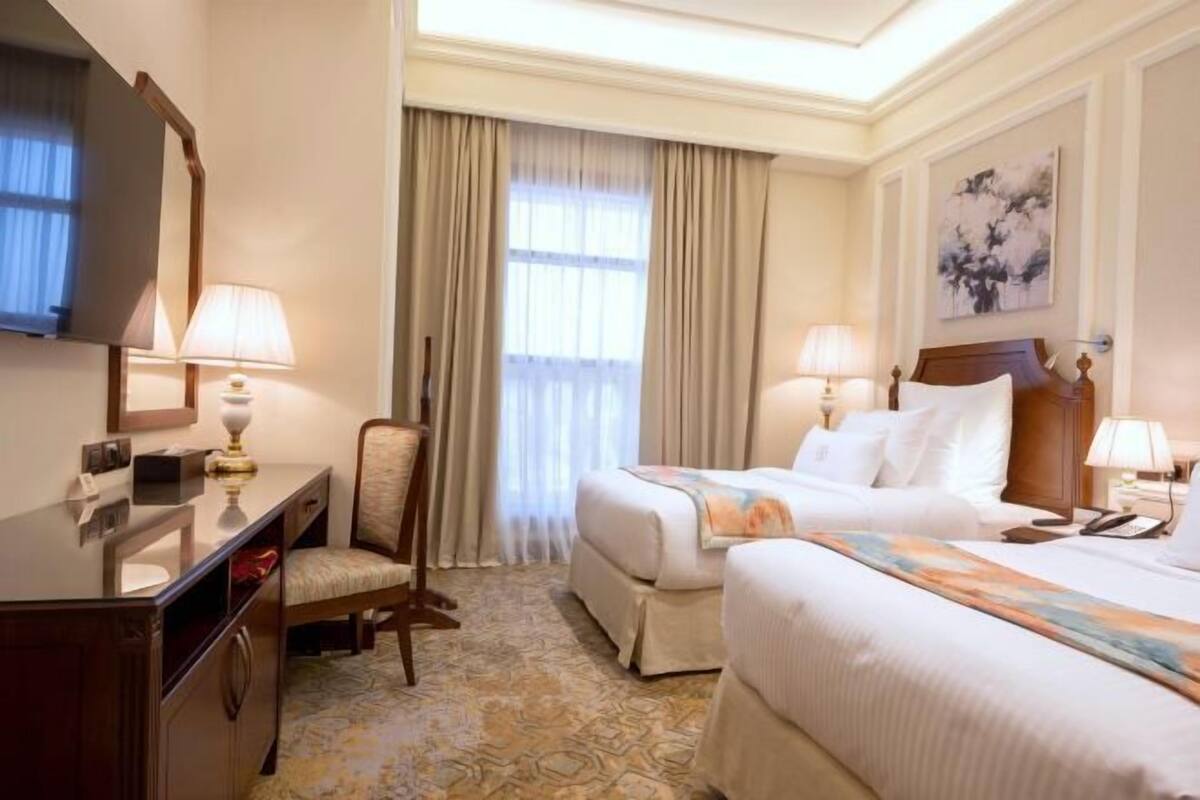 Minibar, coffres-forts dans les chambres, bureau