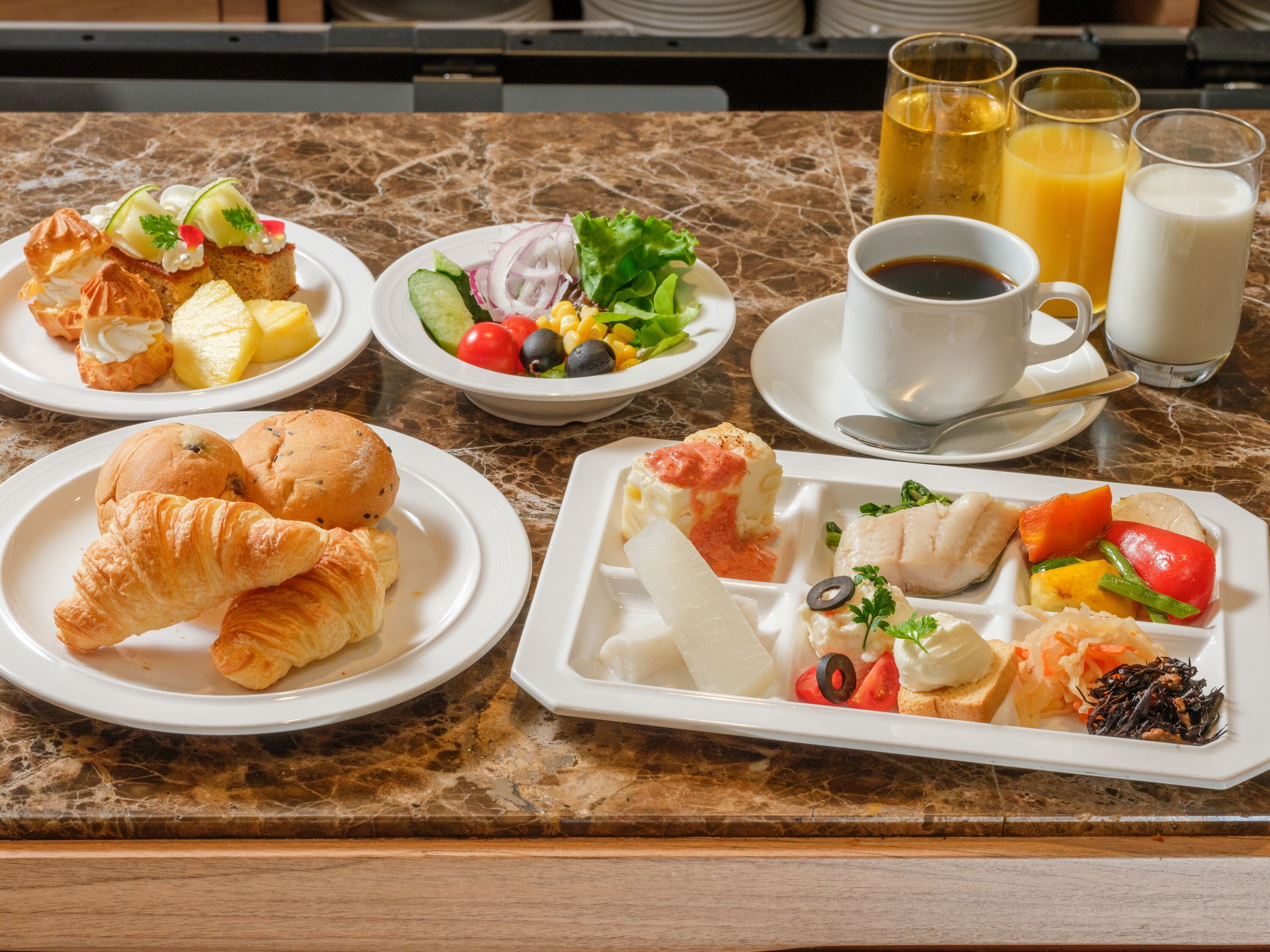 每日供应自助式早餐（每人 JPY 2400）