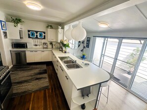 Kjøleskap, mikrobølgeovn, ovn og oppvaskmaskin