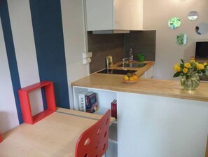 Réfrigérateur, micro-ondes, plaque de cuisson, cafetière/bouilloire