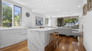 Microwave, oven, stovetop, dishwasher - SHARA 1 @ PALM COVE, TOP NOTCH (PALM COVE)