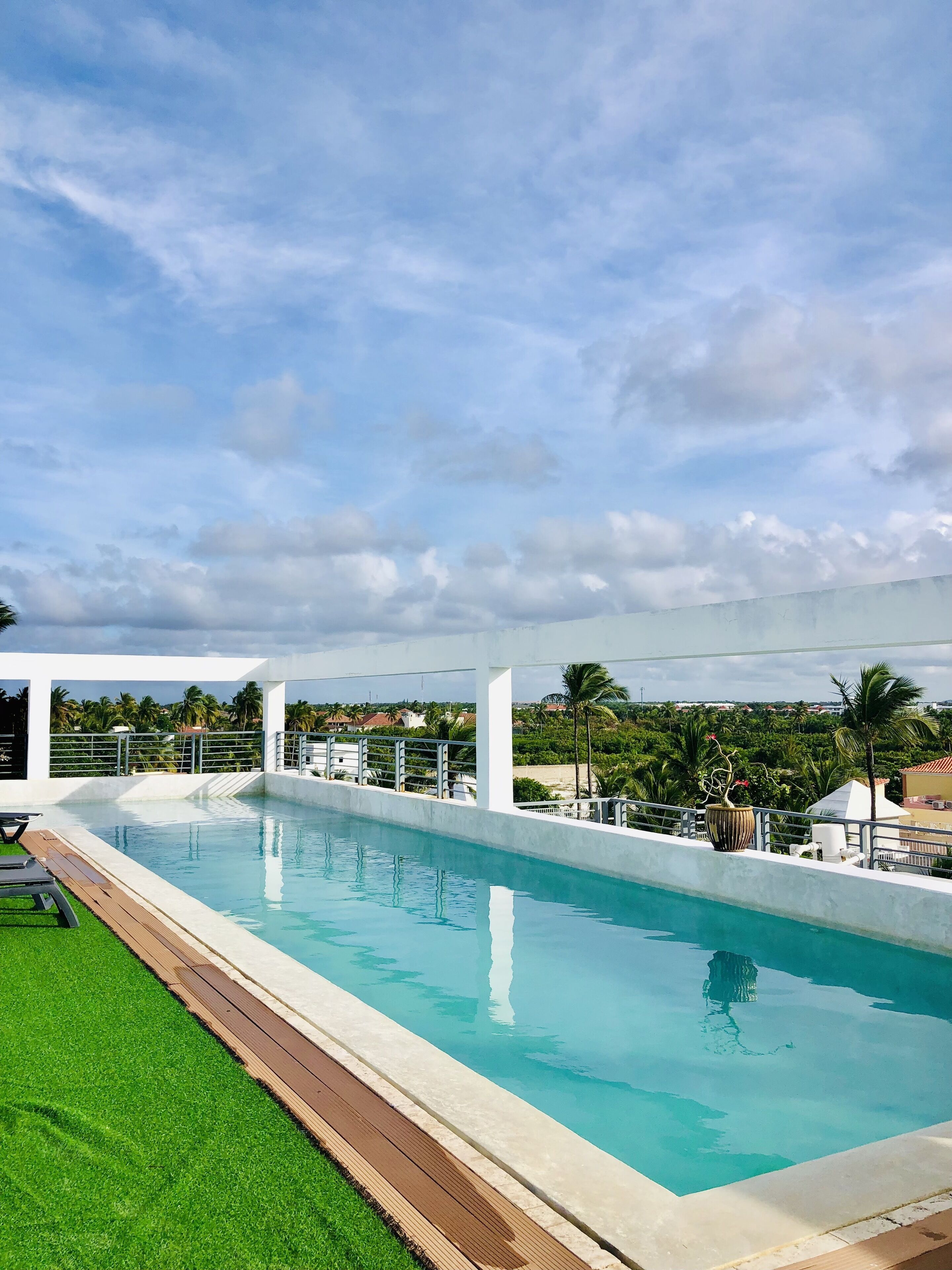 Foto - ROOFTOP POOL Ducassi Tropicana STUDIO SUITES Deluxe HOTEL Beach Club & SPA