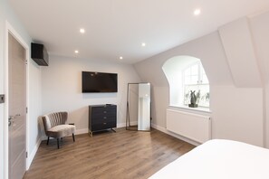 2 bedrooms, in-room safe, desk, iron/ironing board