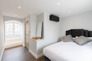 2 habitaciones, caja de seguridad en la habitación y escritorio 