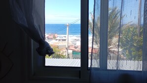 Una ventana con vista al mar y edificios.
