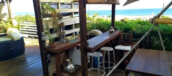 Villa in a green setting with panoramic view of the sea to Terre Sainte.