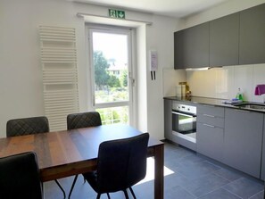 Fridge, microwave, dishwasher, cookware/dishes/utensils