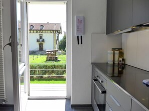冷蔵庫、電子レンジ、食器洗い機、調理器具と食器