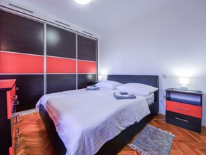 2 bedrooms, iron/ironing board, free Internet
