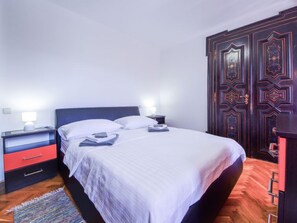 2 bedrooms, iron/ironing board, free Internet