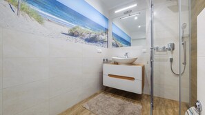 Apartment (3A) | Badezimmer | Dusche, Handtücher