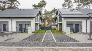 Vista frontal de la propiedad