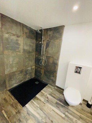 Banheira, secador de cabelo, toalhas de banho, sabonete