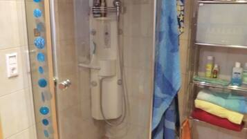 Een douche, handdoeken