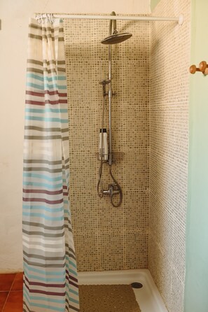 Douche, séchoir à cheveux, serviettes fournies