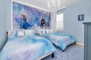 Ein Schlafzimmer mit zwei Betten, einem großen Wandgemälde, einer Kandelaber und einem kleinen Gemälde.