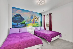 Ein Schlafzimmer mit zwei Betten, einem Wandbild und einem Fenster mit Vorhängen.